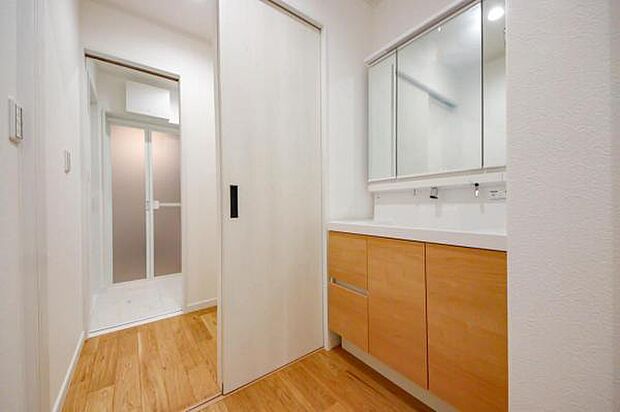 洗面所とバスルームの間に設えたファミリークロークは、ウォークスルー可能な便利スペース。