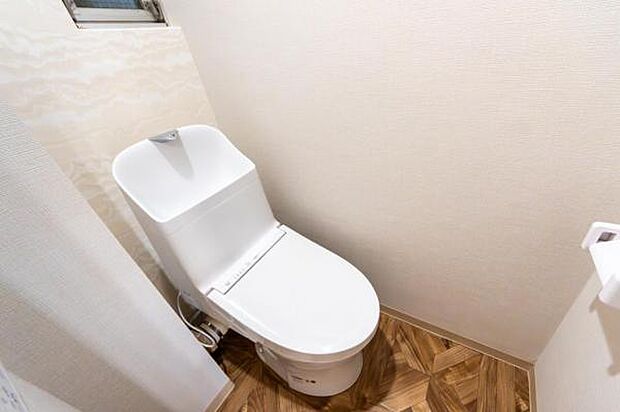 トイレ／衛生的な小窓付き　