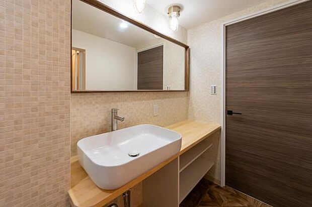 洗面台／広めの鏡はどの位置からも身支度ができ、便利です♪