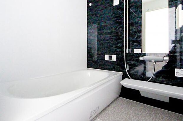 バスルーム／TOTOのシステムバスは水アカが簡単に落とせる「お掃除ラクラク鏡」仕様