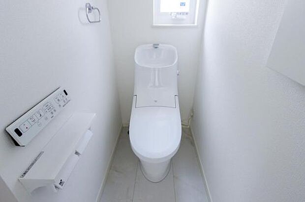 トイレ（1階）／温水洗浄便座　小物を収納できる造作棚も完備　2階にも同タイプのトイレを有します