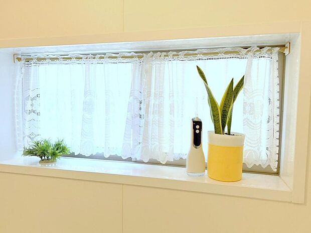 ■小窓がございますので浴室内の換気も行えます