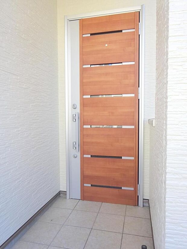 ■玄関ドアは木目調のお洒落なデザイン！