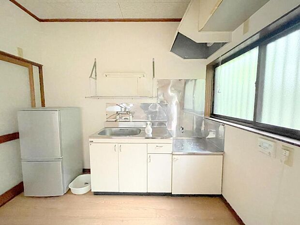 ■2階キッチンは収納・棚付きで食器類の収納ができますね！
