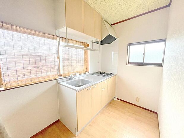 ■3階キッチンは2面採光で明るいスペース！