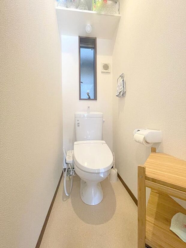 ■上部には収納に使える棚付き・洗浄便座のトイレでいつもスッキリ清潔に！