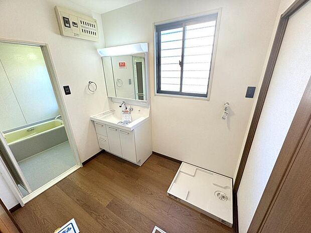 ■約1.25帖ある洗面室は収納力ある洗面台と広くてゆったり空間です■