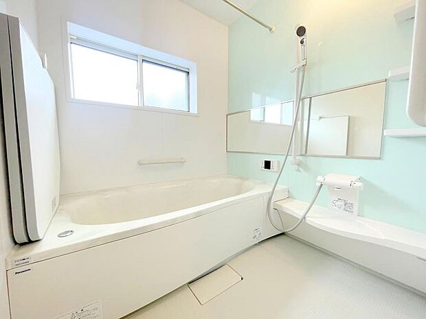 ■大きな窓が付いた浴室で快適なバスタイムを！