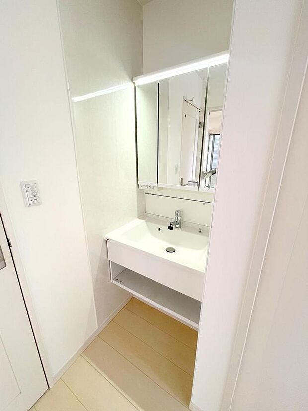 ■収納付き三面鏡の独立型洗面台は1・2階に備え付け！朝の身支度も混雑回避！
