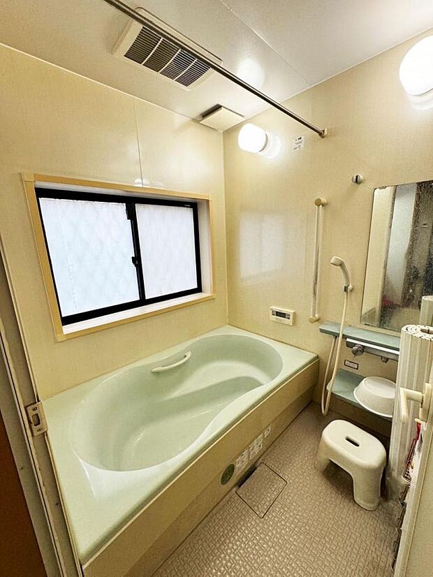 ■浴室換気乾燥機完備！窓のあるリラックス出来そうな広々バスルームで一日の疲労を癒してくださいね♪