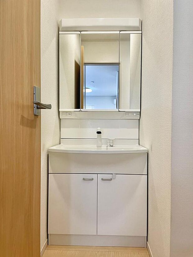 ■収納に3面鏡完備の独立洗面台！