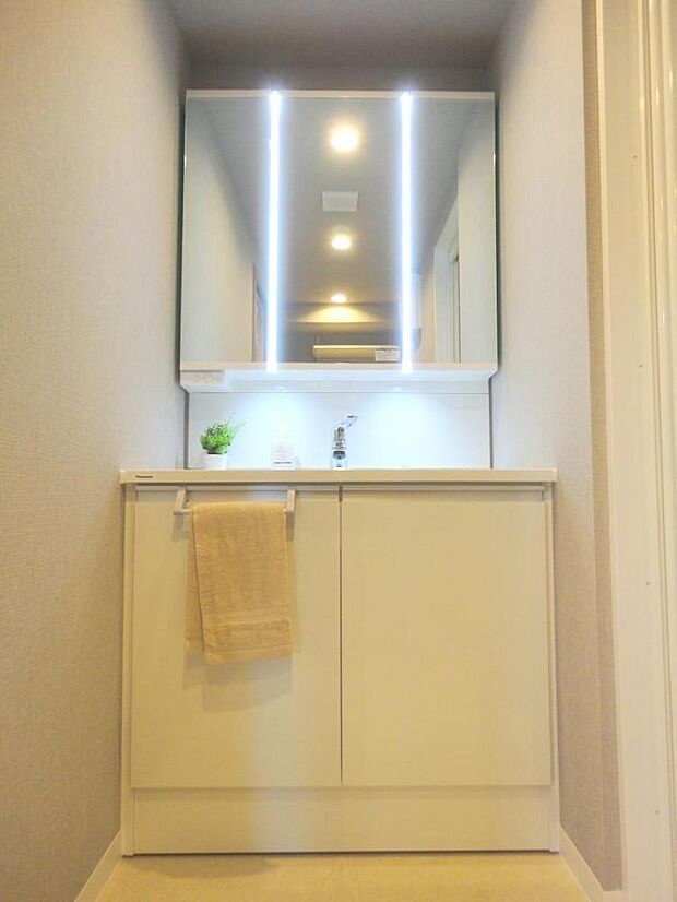 ■独立洗面台には嬉しい3面鏡に、大容量収納！