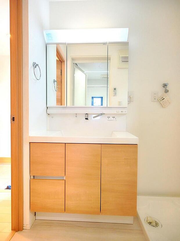 ■独立洗面台には3面鏡に大容量の収納も！