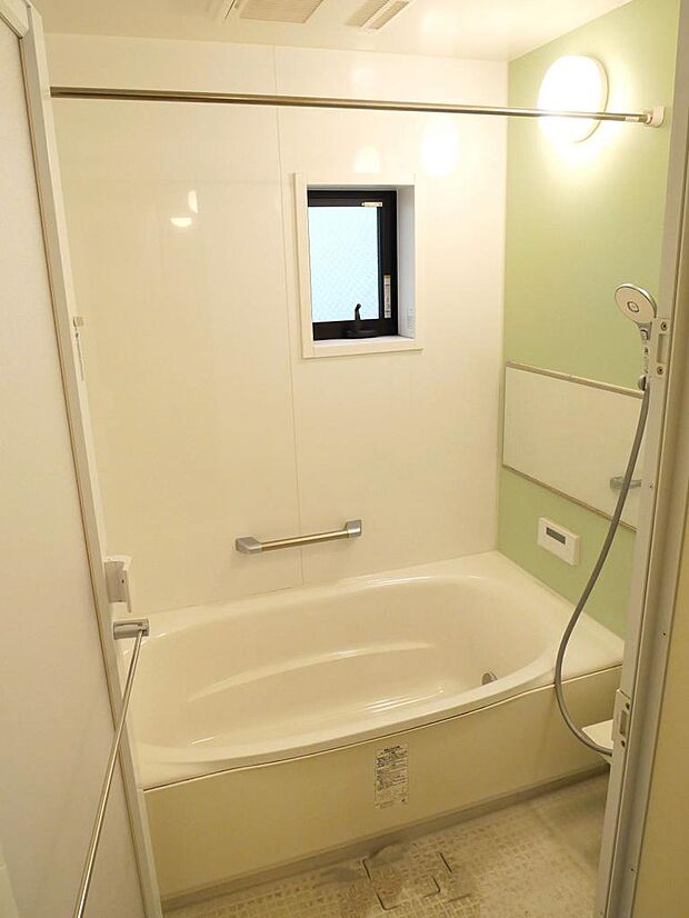 ≪ユニットバス≫　1616サイズの広々としたユニットバスは、追い焚き、浴室乾燥機付。小窓も設けており、換気しながら入浴をお楽しみ頂けます。