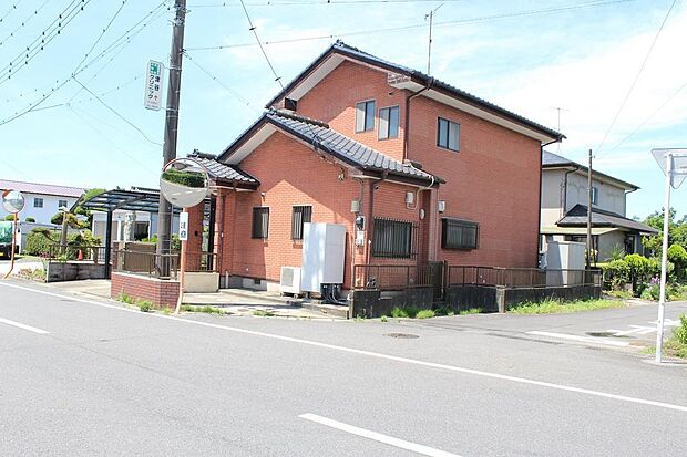 すっきりとした角地の住宅