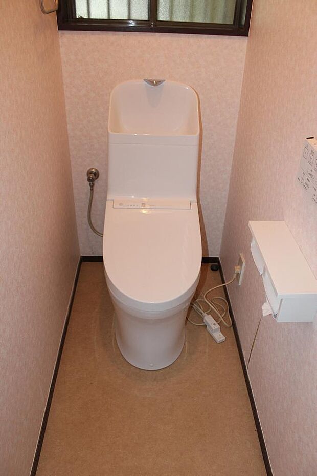 明るいデザインのトイレ