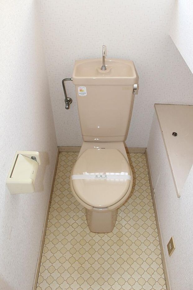 便利な棚のあるトイレ