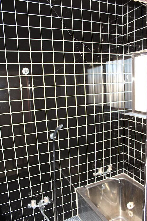 シックなデザインの浴室