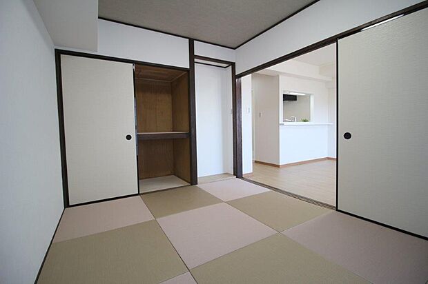 モダンな琉球風畳。落ち着いた雰囲気のお部屋です