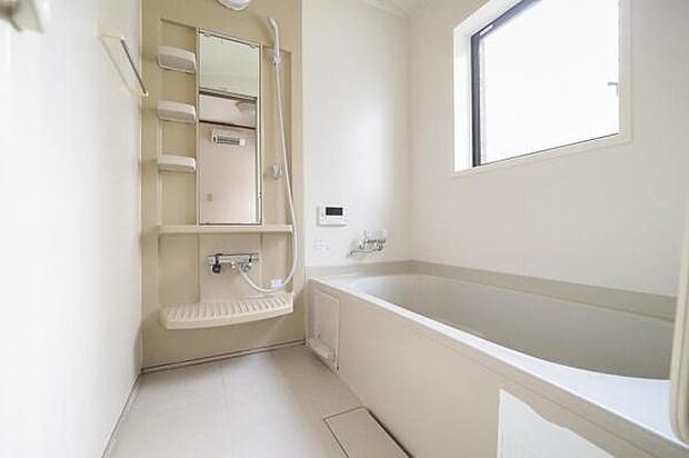 ■バスルーム／白を基調とした清潔感溢れるバスルームです。