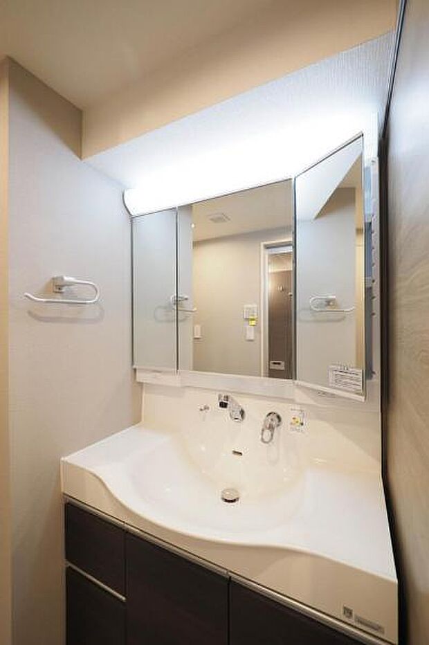 ■洗面室■　使いやすさを念頭にデザインされた三面鏡シャンプードレッサーを設置