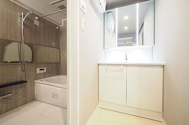 ■洗面室■　収納豊富な三面鏡シャンプードレッサーが設置された洗面室です