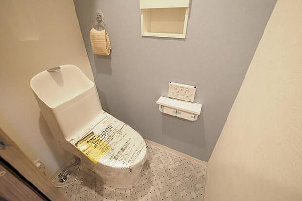 ■トイレ■　ウォシュレット付き温水洗浄便座。壁付け収納もあり、スマートな印象の設備です