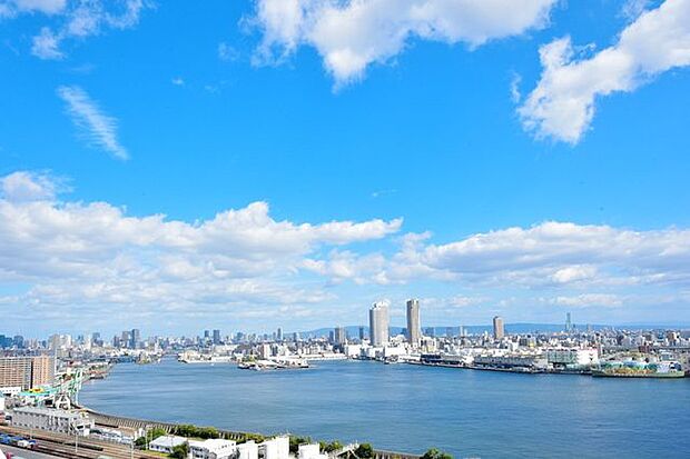 前面を遮る物はなく、大きな空と安治川に反射するきらきらとした光を眺めることができます。大阪湾を望む眺望があり、ＵＳＪも近くです。