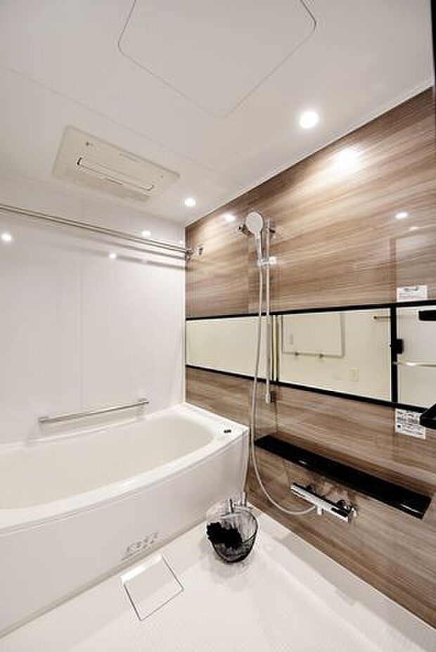 浴室はTOTO製ユニットバスを新規交換済みです。汚れの付きにくい素材を採用し、毎日の入浴やお手入れが快適に、便利に行えます。浴室暖房乾燥機も完備で、衣類の乾燥や暖房などに便利です。