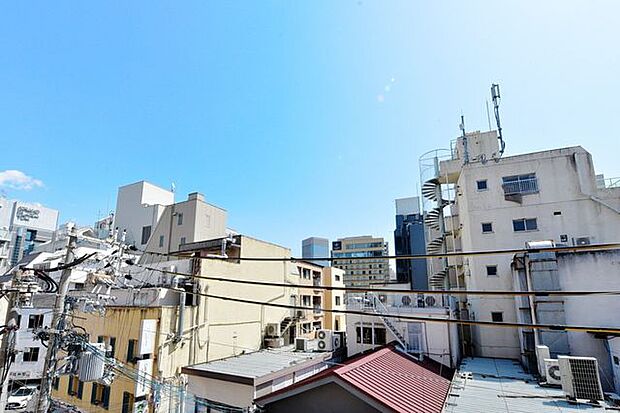 大きな青い空を眺めながら、神戸の街並みや雰囲気を堪能出来る空間です。毎日の暮らしに少しゆとりをもたらしてくれるような場所です。