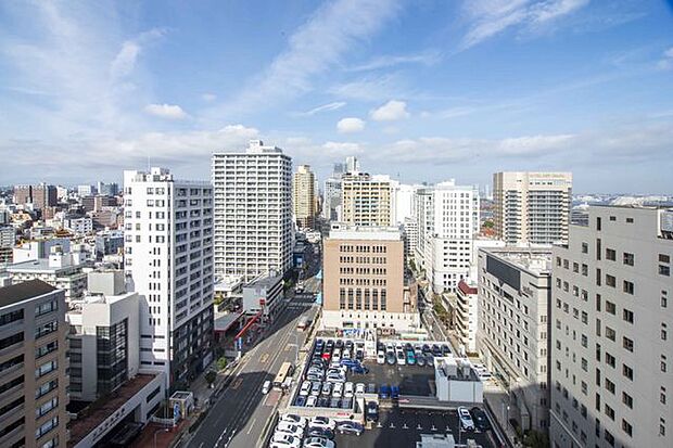 17階からは、横浜の街並みを見渡すことができる開放的な眺望です。時間と共に移り変わっていく景色を眺めながら、少し肩の力を抜きたくなるような空間です。