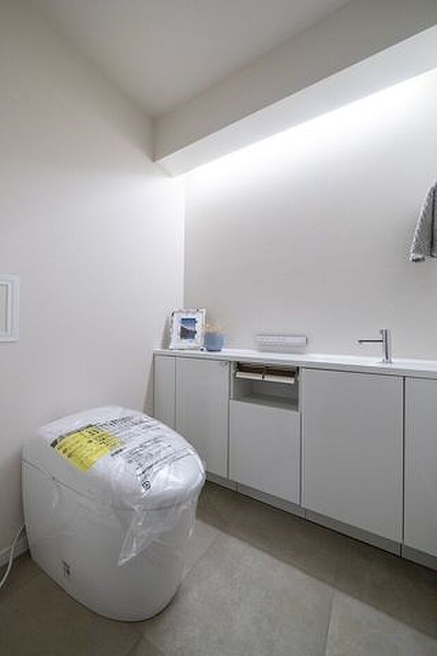 シンプルで安らぎが宿るレストルームです。手洗いカウンターやスマートなタンクレストイレを新規設置。毎日使う場所だからこそ、清潔感と使いやすさを考慮した空間です。