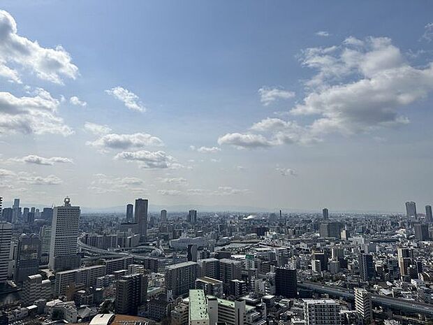 35階の南東角住戸ですので、眺望良好です。バルコニーからは大阪湾まで見渡せる爽快な眺望が広がります。季節や時間と共に変化していく空を眺めながら伸びをしたくなるような空間です。