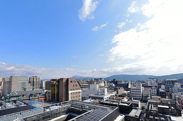 10階部分で東を向いたバルコニーからは東山連峰を望む眺望があります。京都の夏の風物詩であり京都市登録無形民俗文化財である、五山の送り火の大文字を自宅から鑑賞することができます。