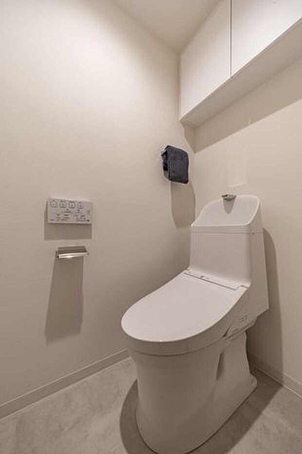 TOTO製ウォシュレット一体型のトイレは、お掃除の手助けをしてくれる便利機能が搭載されています。吊戸棚も設置しましたので、収納も便利です。