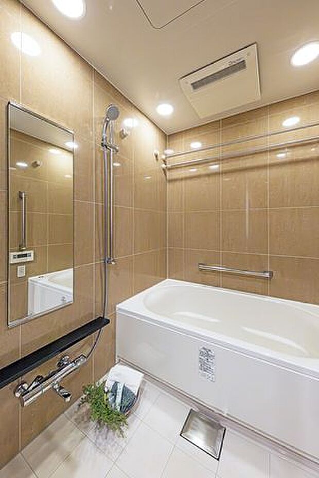ゆとりあるくつろぎのバスルームです。毎日のバスタイムを贅沢に、豊かにしてくれるラグジュアリーな空間です。