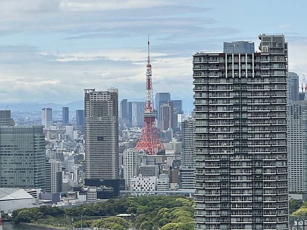 バルコニーからの東京タワーの様子です。専有部分からの特別な眺めに、オンもオフも楽しめるロケーション。青空の下そびえたつ、のびのびとした眺望を堪能できます。