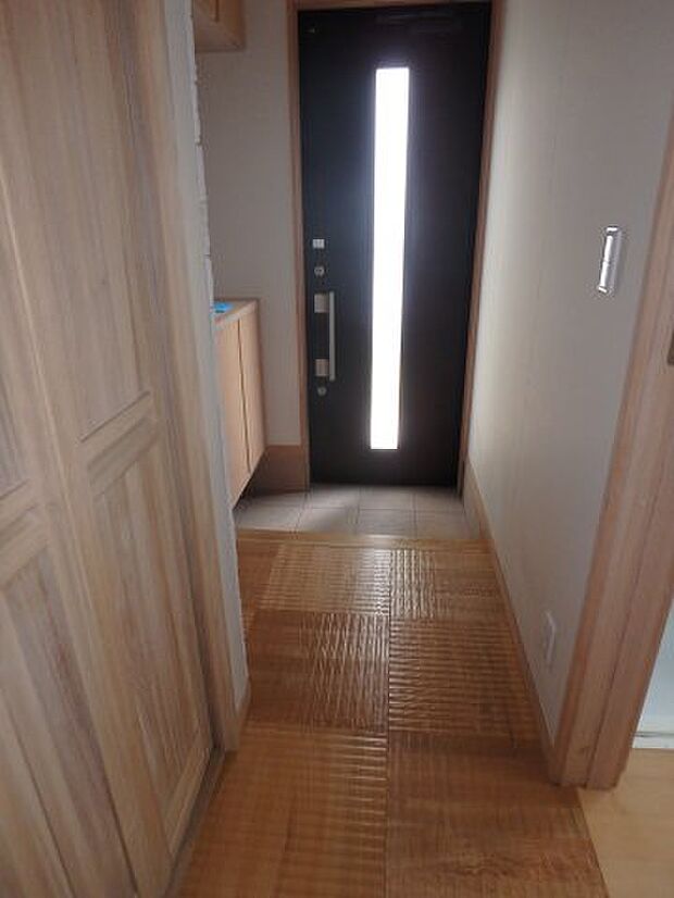 廊下の床にはタモ材を使用しているので自然の温かみを感じる廊下です。