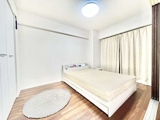 【約6.0帖の寝室】朝から陽光が差し込む暖かな空間。キングサイズまでベッドが置けますので、この部屋をどうアレンジするのかはあなた次第。