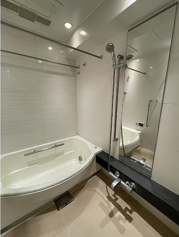 浴室乾燥機付き、白基調の高級感のある浴室