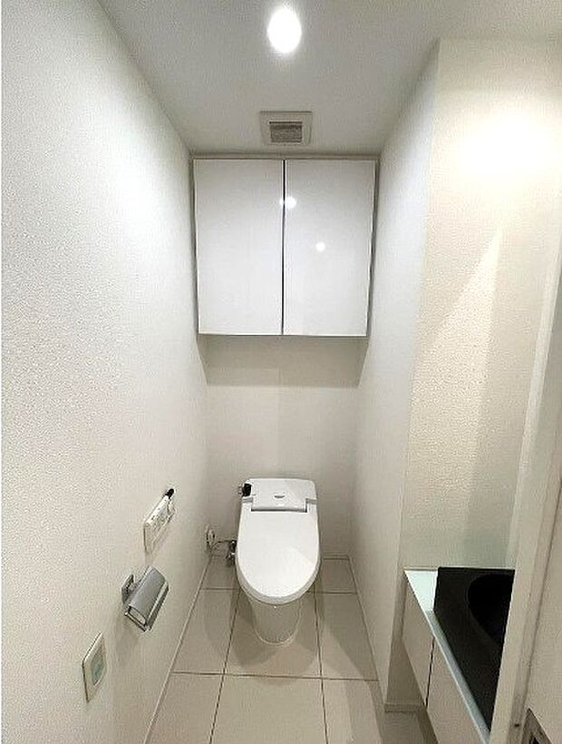 白基調の高級感のある温水機能付きトイレ