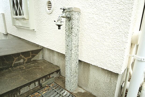 お庭のお手入れなどにも便利な、外水栓がございます。