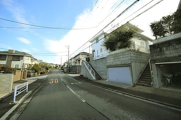 歩道付きの公道面す！　旧東急ホームズの施工になります♪