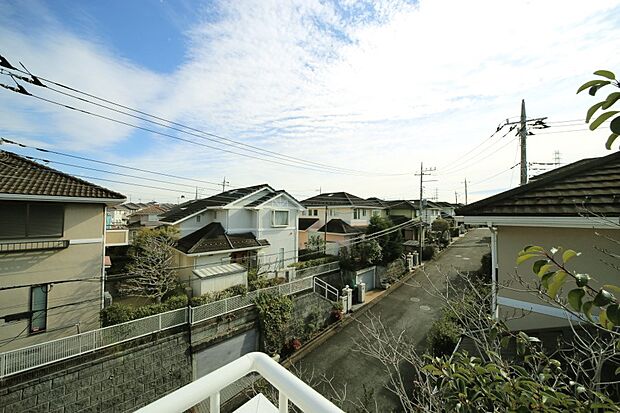 周辺は第1種低層住居専用地域で、閑静な住環境となっております♪