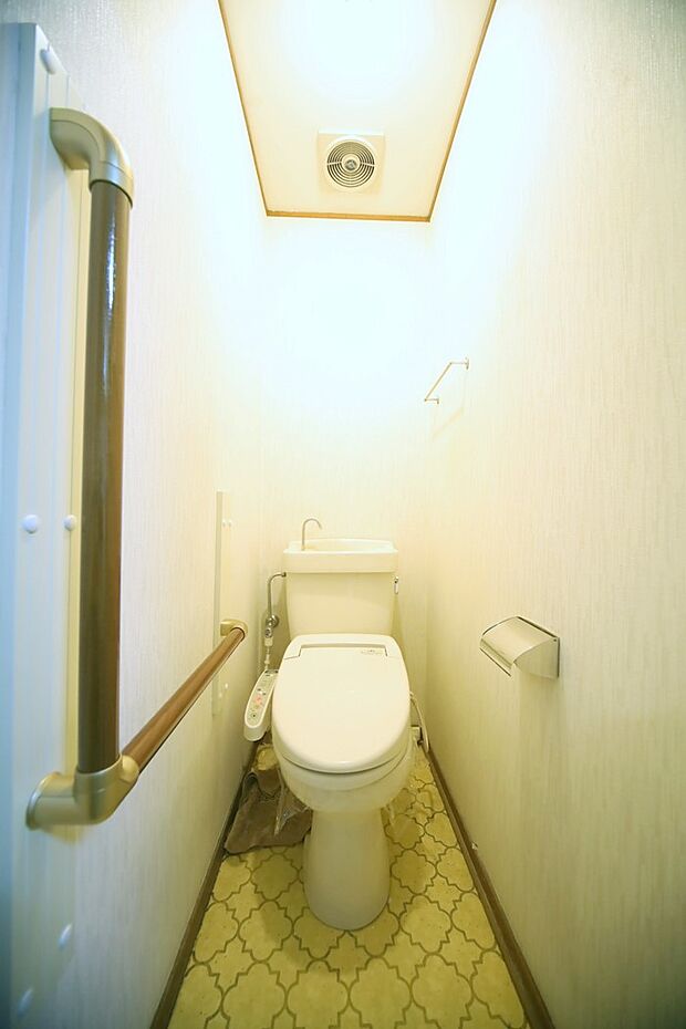 温水洗浄便座付きのトイレで、いつも快適にご利用になれます♪