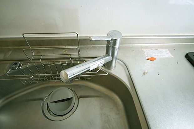 温水混合水栓のある、システムキッチンです。