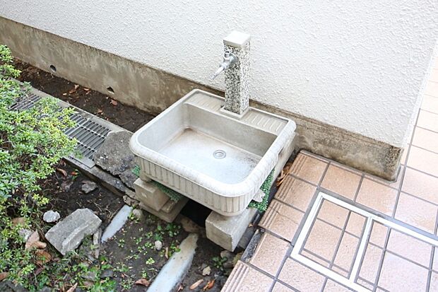 お庭のお手入れなどに便利な、外水栓がございます。