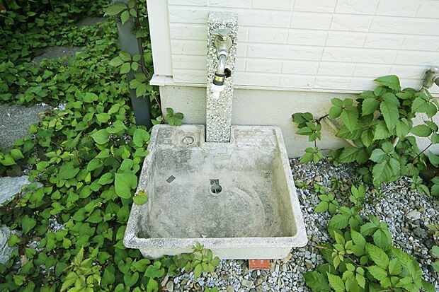 お庭のお手入れなどにも便利な、立水栓がございます。