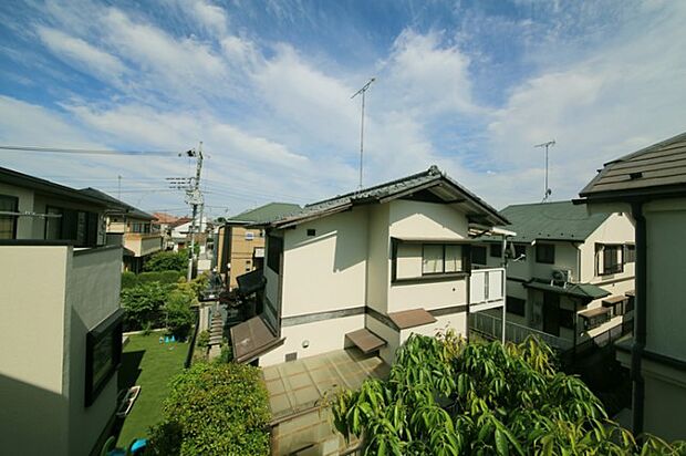 周辺は第1種低層住居専用地域で、閑静な住環境となっております♪