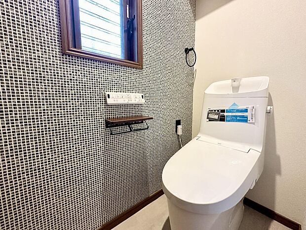 壁とペーパーホルダーがモノトーン調で統一。スタイリッシュなトイレです
